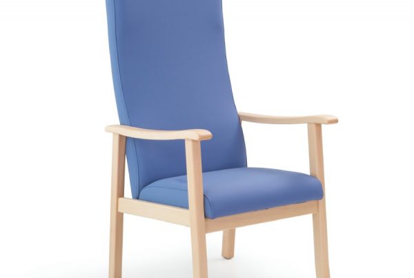 silla respaldo alto azul con madera cerezo perfil-frente